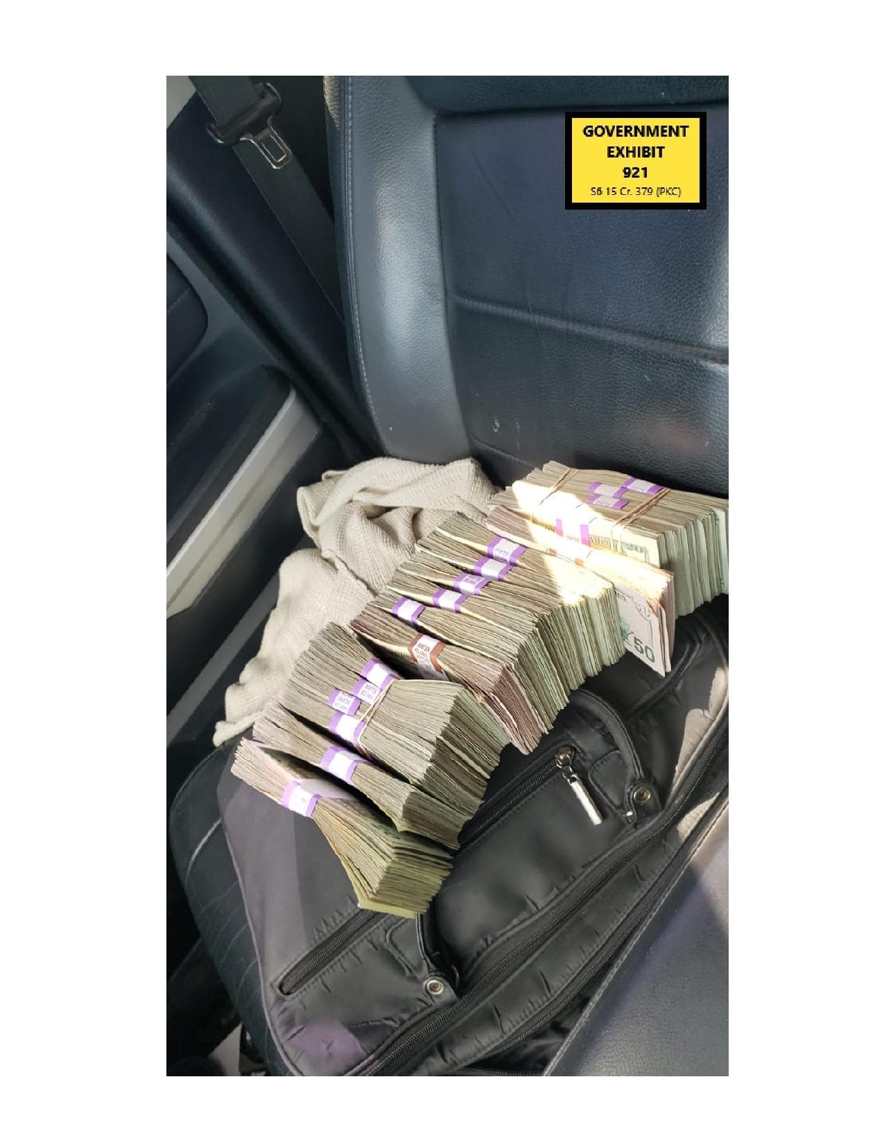 El primer testigo del gobierno, el agente de la DEA Brian Fairbanks, describió cómo, tras la detención de Geovanny Funetes en el aeropuerto de Miami, se encontraron fotos de armas y dinero en los móviles de Fuentes y en el iCloud de su hijo.