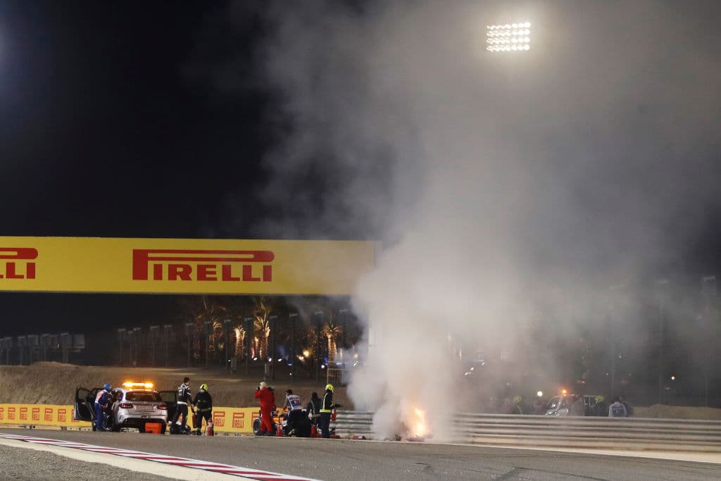 Romain Grosjean perdió el control de su monoplaza tras rozar su llanta con otro piloto y se impactó con una barda. El piloto francés logró salir ileso de su auto en llamas con leves quemaduras en manos y pies durante el Gran Premio de Barein en la Formula 1.