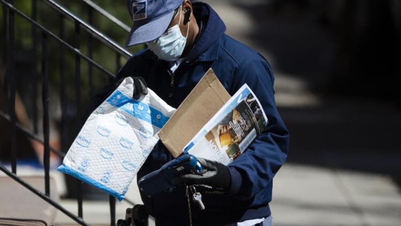 Ofrecen $50,000 por información sobre el robo a un cartero al que quitaron sus llaves maestras en Stockton