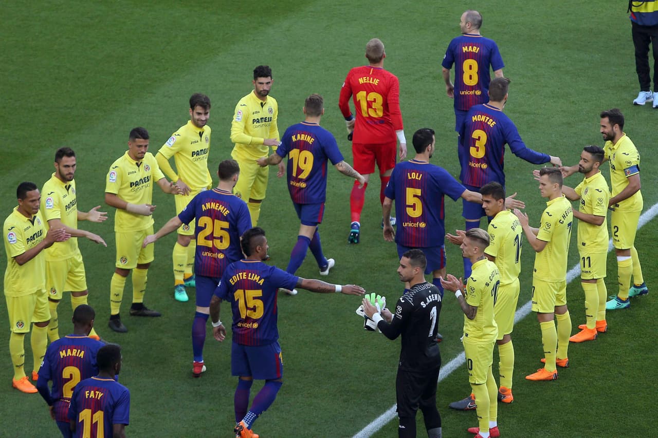 Fue un momento de deportividad y respeto entre los aplausos de los jugadores de Villarreal, entre los que estuvo entre otros el colombiano Carlos Bacca.