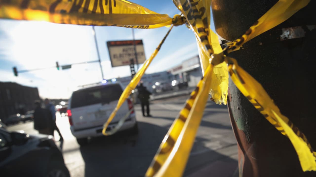 <b>Madre hace un llamado a nombre de otras madres:</b>
<br>"Solo quiero pedir que bajen las armas, no disparen el Día de la Madre, por favor", dice 
<b>Nor'Tasha Stingley</b>, cuya hija fue asesinada a los 19 años. Cifras oficiales revelan que en lo que va de este 2021 más de 250 personas han perdido la vida a causa de la violencia con armas de fuego en la ciudad.