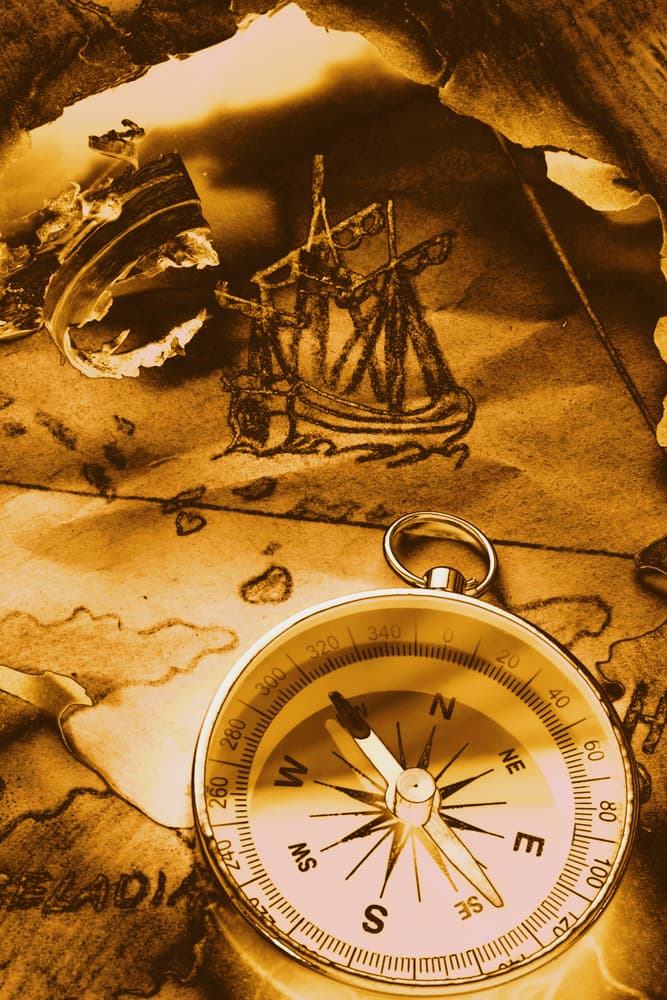 Otro gran misterio es por qué se supone que fallan las brújulas y otros equipos magnéticos o eléctricos ahí dentro. Aunque los campos magnéticos del planeta están cambiando todo el tiempo, el Triángulo de las Bermudas ha permanecido relativamente invariable. Sí se han reportado mediciones magnéticas excepcionales, pero ninguna que de verdad haga que el área sea más extraña o inusual que otro rincón del planeta.