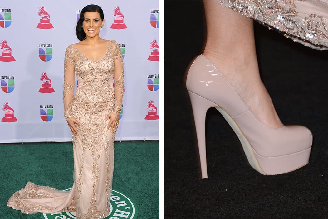 Nelly Furtado usó este otro modelo de pumps en color nude, para complementar el atuendo con el vestido en la alfombra de Latin GRAMMY 2012.