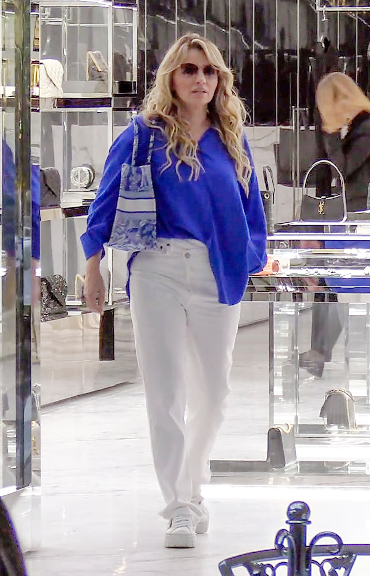 Completó su ‘outfit’ con uno bolso Dior Book Tote, misma línea de la cual Jennifer López tiene un par de piezas.