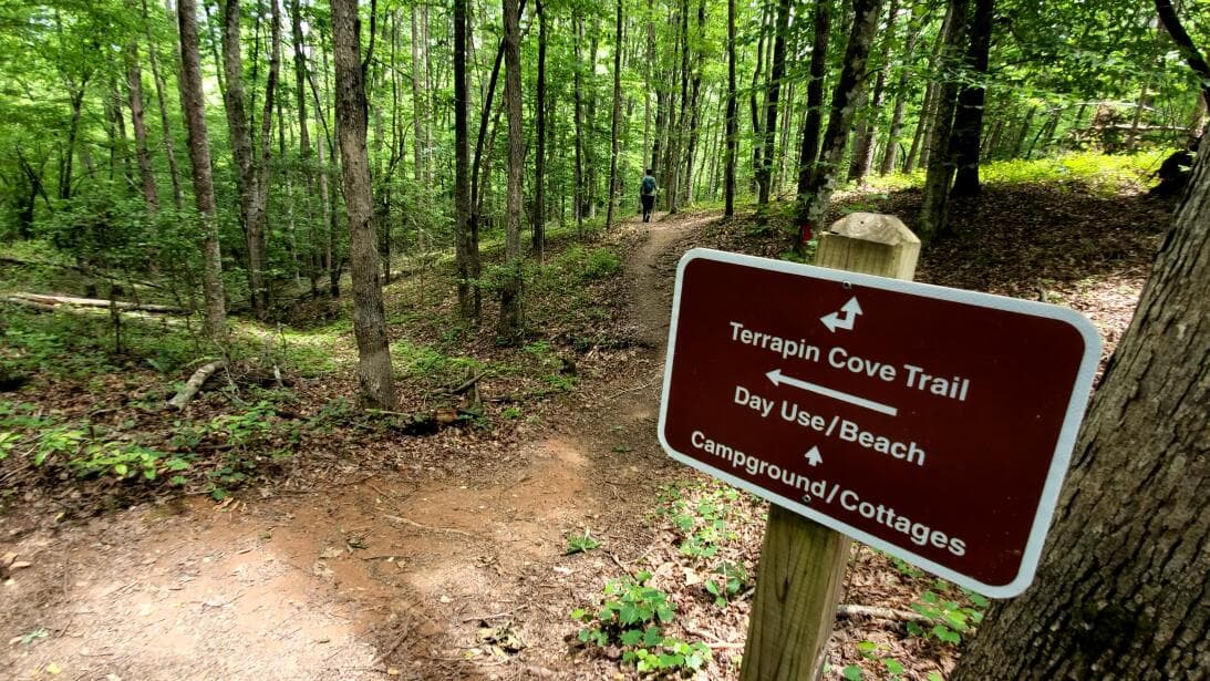 El parque cuenta con más de 14 millas de senderos abiertos para caminar, andar en bicicleta y montar a caballo por el bosque. También incluye ocho cabañas de alquiler con cocinas totalmente equipadas.