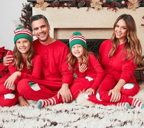 En la espera de su tercer hijo, así es como la actriz Jessica Alba publicó una instántanea rodeada de sus hijas Honor Marie y Haven Garner, y su esposo Cash Warren.