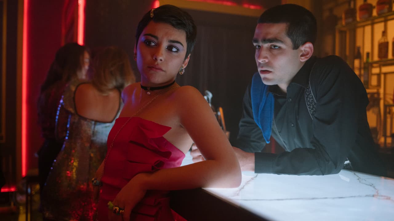 Ari (Carla Díaz) e Omar (Omar Ayuso) em "Elite"