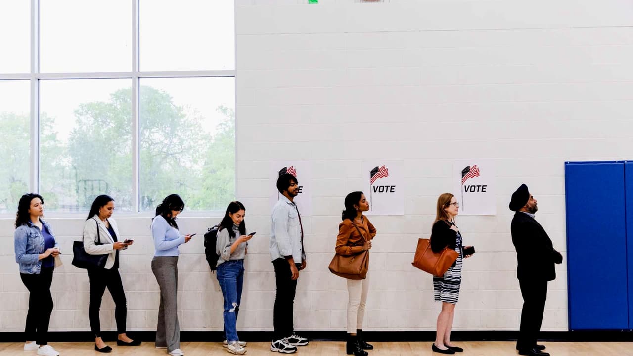 Condado Harris rompe récord de participación en el primer día de votación anticipada