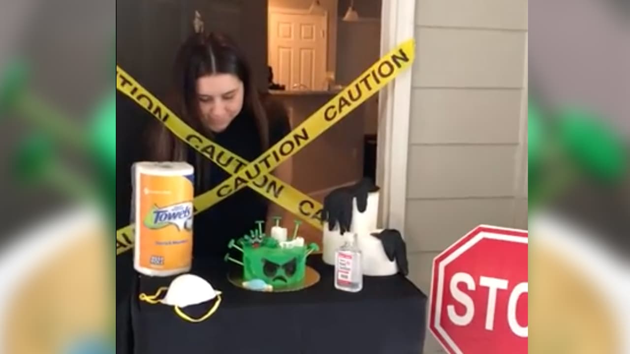 Para lograr impresionarla colocó la cinta para impedir el paso y junto puso todos los artículos del momento.