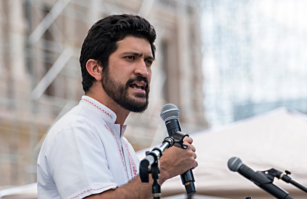 El representante Greg Casar, quien se vería afectado con la redistritación propuesta por los republicanos también se manifestó en la protesta. Ayer, el 
<b>congresista demócrata, Greg Casar</b>, denunció que le 
<b><a href="https://www.univision.com/radio/dallas-kfzo-fm/greg-casar-habla-sobre-sus-esfuerzos-para-detener-las-redadas-de-ice-en-austin-video">fue negada la entrada al centro de detención de inmigrantes de ICE, en Taylor,</a></b> en donde intentaba ejercer 
<b>su derecho de realizar una revisión de las instalaciones.</b>