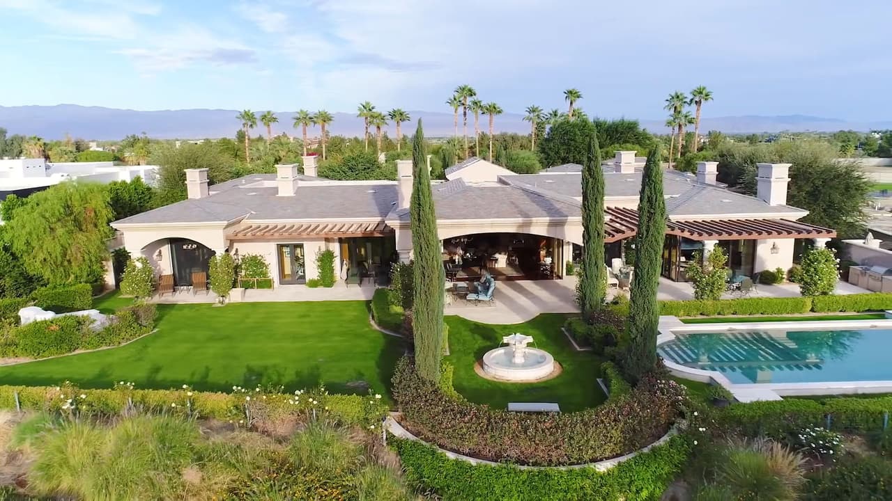 En noviembre de 2018 varios medios de comunicación 
<b><a href="https://www.infobae.com/america/entretenimiento/2018/11/13/kim-kardashian-contrato-bomberos-privados-para-que-protejan-su-mansion-de-usd-60-millones-del-incendio-en-california/" target="_blank">revelaron</a> </b>que Kanye y Kim contrataron a bomberos privados para proteger su casa de las llamas derivadas de los grandes incendios que azotaron a California por esas fechas.