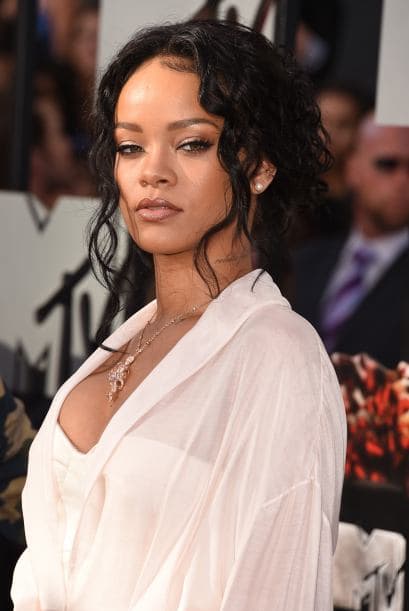 RihannaLa cantante goza de una belleza natural y sabe lucirse en los eventos a los que asiste. Mira aquí los videos más chismosos.