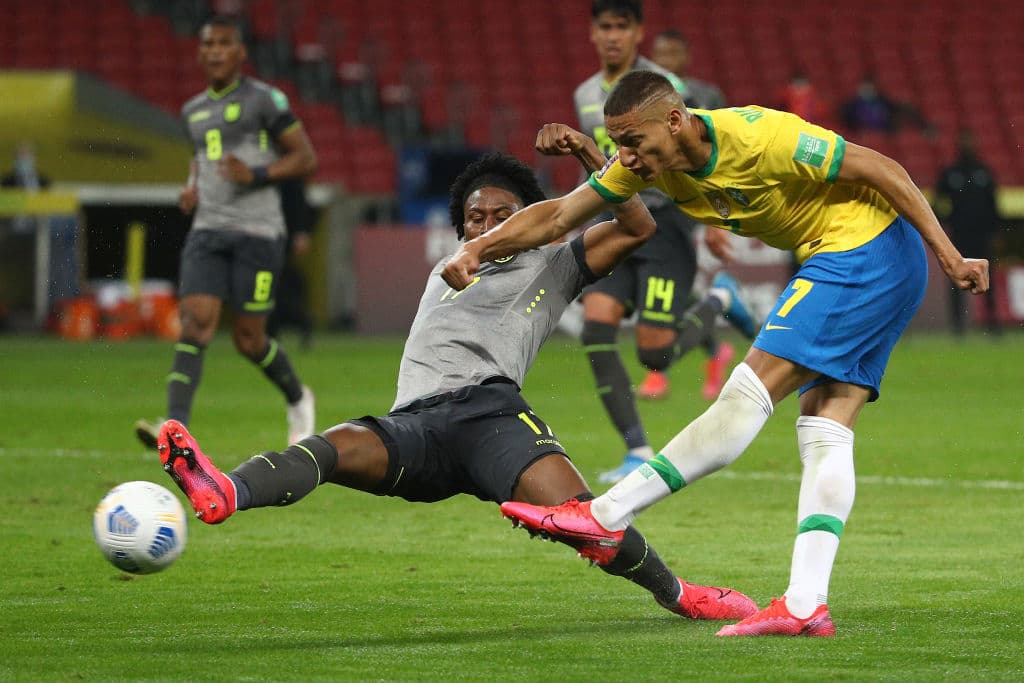 De la mano de Richarlison y Neyemar Jr, Brasil vence 2-0 a Ecuador y Brasil lleva 15 puntos de 15 puntos posibles.