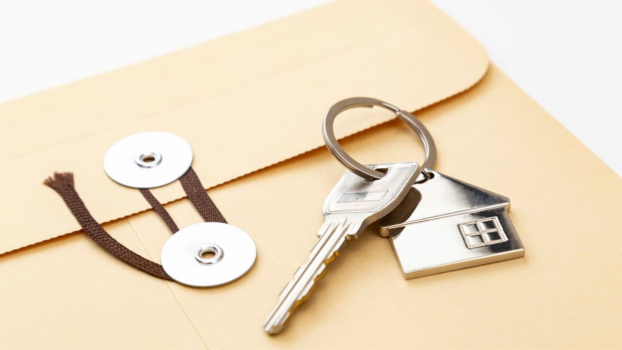 <b>👉 Ejemplo: </b>doña Celia, vecina de Oak Cliff, renta un duplex. Antes, 
<b>podía esperar casi dos meses para recuperar su propiedad</b> si un inquilino dejaba de pagar. Con la SB-38, 
<b>ese tiempo se reduce prácticamente a la mitad.</b>