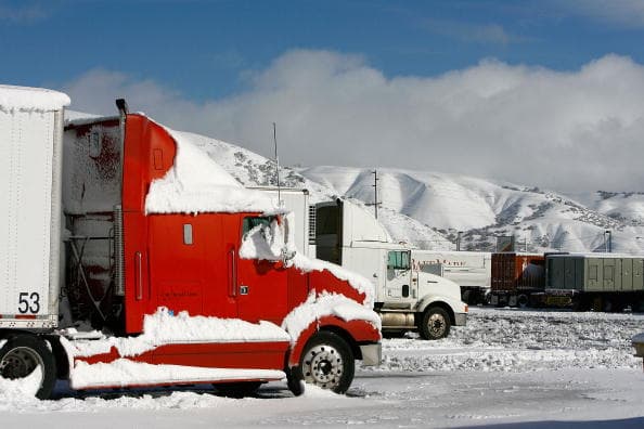 De acuerdo con Caltrans, algunas partes de la vía han sido aperturadas, mientras en otras continúan los trabajos de limpieza y remoción de nieve.