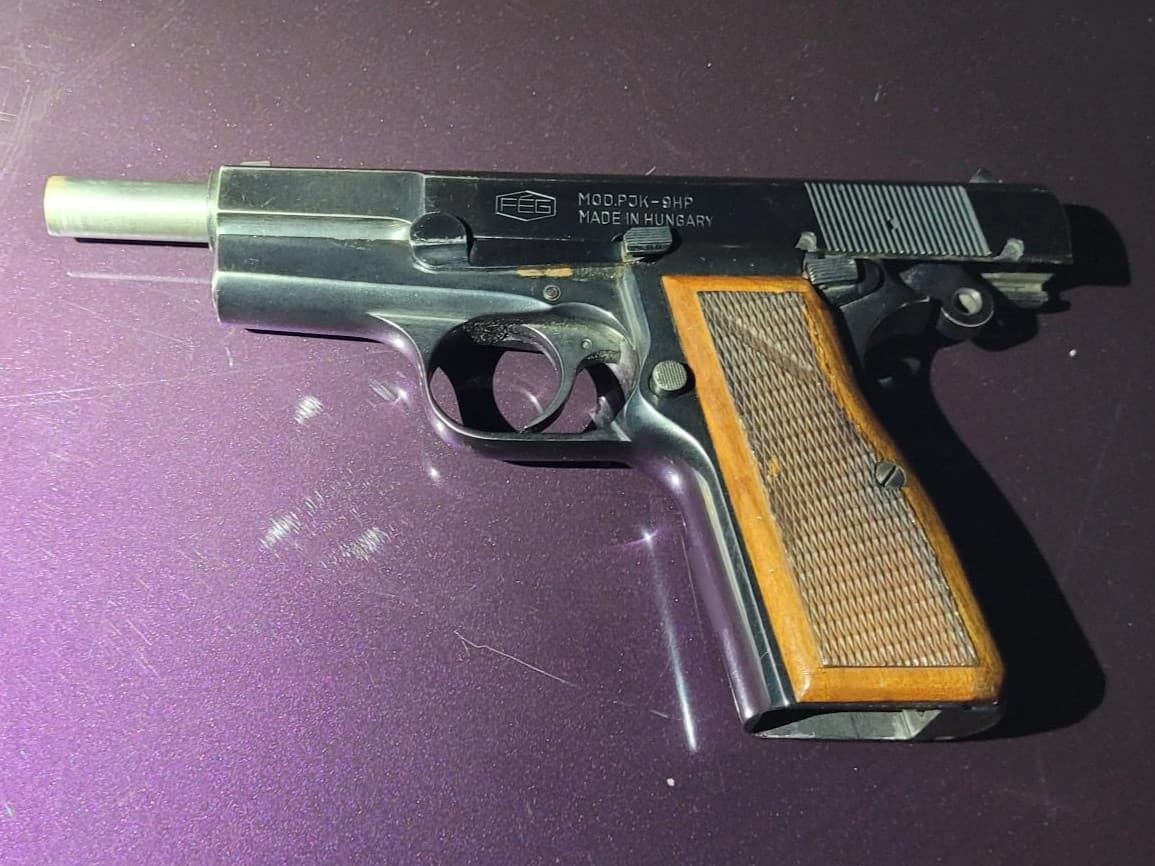 Un agente de la estación de Tucson inició una parada de vehículo cerca de Three Points. Luego de interrogar a los ocupantes determinó que dos ciudadanos estadounidenses estaban traficando a tres inmigrantes, incluidos dos escondidos en el maletero. Un arma de fuego cargada estaba debajo del asiento del conductor.