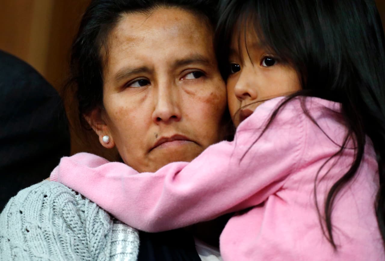 <b>Día 91 /Abril 20:</b> 
<b><a href="https://www.univision.com/noticias/inmigracion/la-indocumentada-que-se-refugio-en-una-iglesia-en-denver-es-una-de-las-100-personas-mas-influyentes-del-ano-de-time">La inmigrante indocumentada Jeanette Vizguerra pasó de refugiarse</a></b> en una iglesia de Denver (Colorado) para evitar las políticas migratorias de la administración de Donald Trump, a formar parte de la popular 
<a href="https://time.com/collection/2017-time-100/">lista de las 100 personas más influyentes que cada año elabora la revista <i>TIME</i></a>. La mexicana de 45 años, 
<a href="https://www.univision.com/noticias/inmigracion/una-indocumentada-mexicana-se-refugia-en-una-iglesia-en-denver-para-evitar-su-deportacion">saltó a los titulares el pasado mes de febrero</a>. cuando decidió 
<a href="https://www.univision.com/noticias/inmigracion/iglesias-santuario-un-movimiento-que-crece-y-desafia-las-politicas-migratorias-de-trump">refugiarse en la iglesia First Unitarian Society</a>. 
<b><a href="https://www.univision.com/noticias/inmigracion/iglesias-santuario-un-movimiento-que-crece-y-desafia-las-politicas-migratorias-de-trump">El Servicio de Inmigración y Control de Aduanas (ICE) le había denegado una disposición conocida como 'stay'</a></b> que suspendía temporalmente una orden de deportación que pesaba sobre esta activista por los derechos de los inmigrantes por haber cometido una infracción de tránsito y por haber empleado un número de seguro social inexistente.
<br>