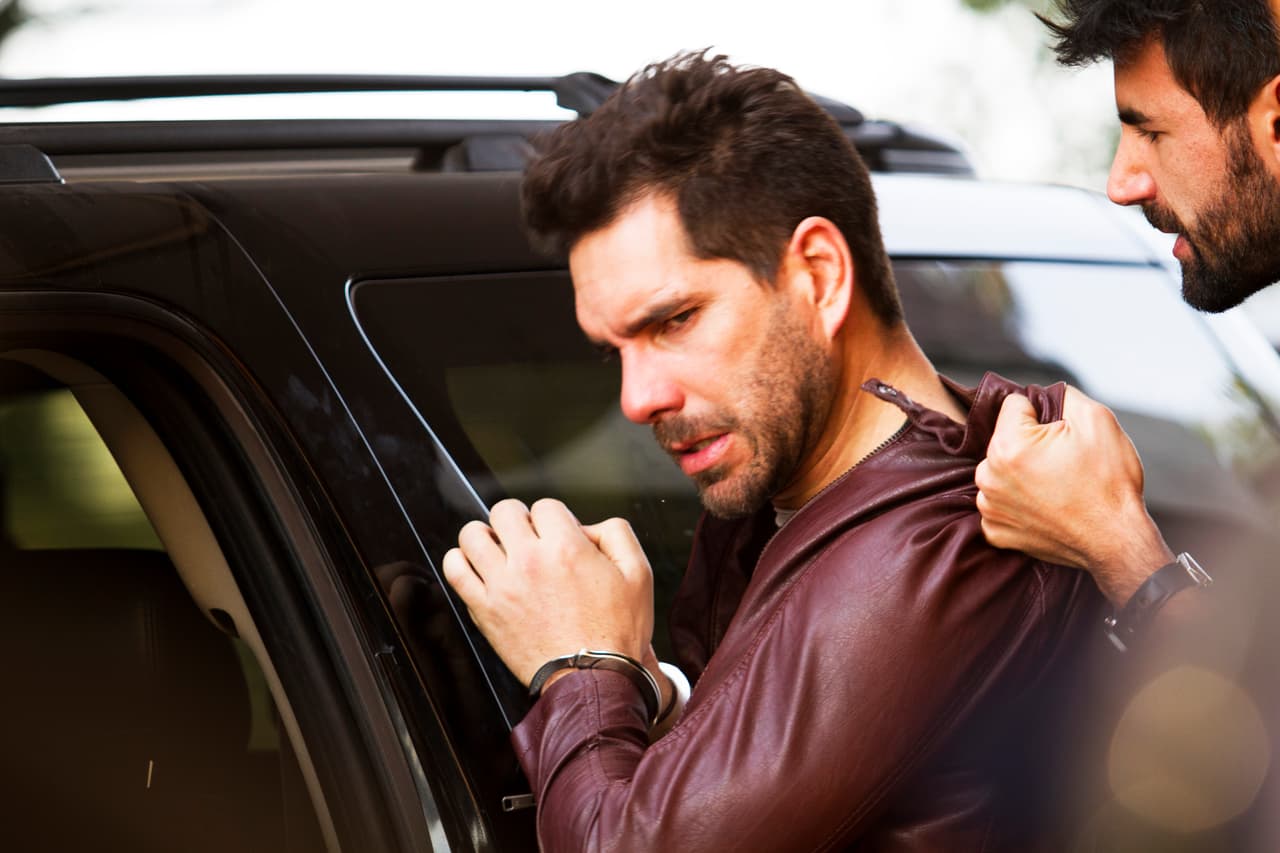 John estaba furioso con 
<b><a href="http://www.univision.com/series/la-piloto/livia-brito-es-yolanda-en-la-piloto">Yolanda</a></b> y ardía en deseos de venganza.