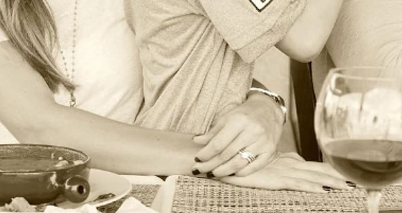 OMG! ¿Este anillo será de compromiso? Tal vez ahora que su relación va tan bien, esta parejita está pensando en pasar por el altar.