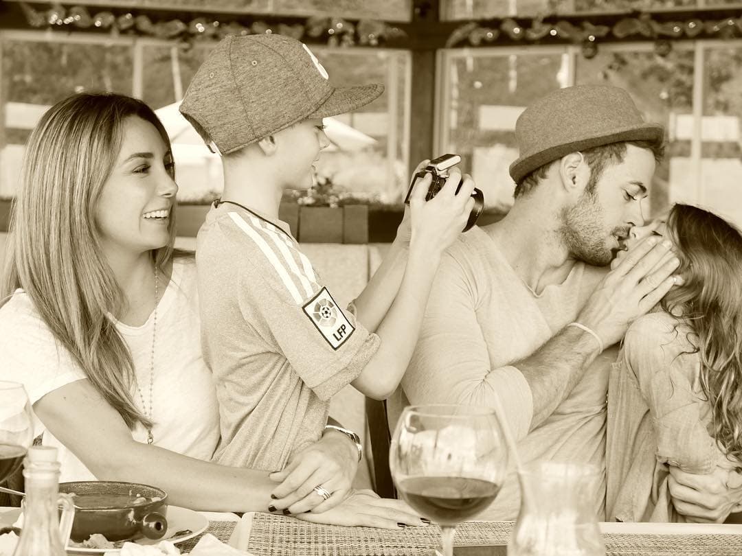 Hace unos días Elizabeth compartió esta hermosa foto en la que posa junto a su familia, pero además de dejar ver lo estable de su relación con William Levy, la actriz enseñó una sortija muy misteriosa en su mano izquierda.