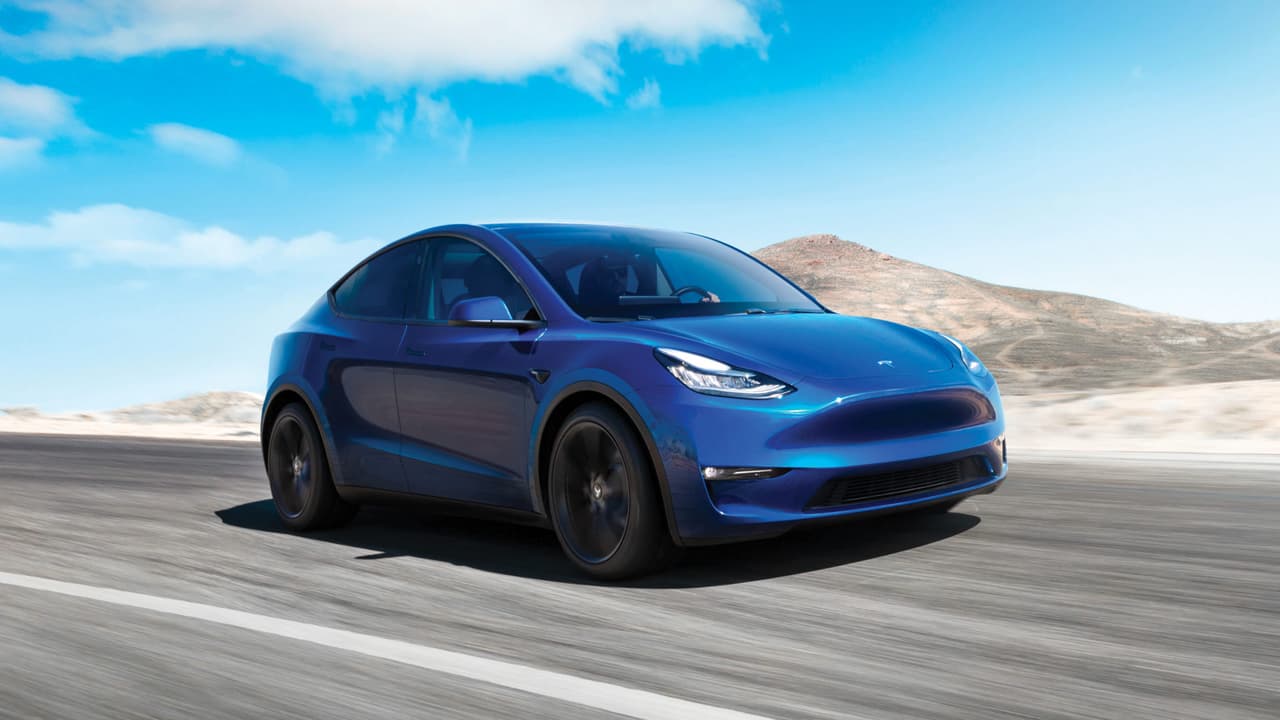 En el 2015, Elon Musk dio el adelanto de un Model 3 con ‘Flacon Doors”, 4 años más tarde -marzo del 2019 - anunciaron oficialmente el Tesla Model Y con el objetivo de entregar las primeras unidades en Marzo del 2020.