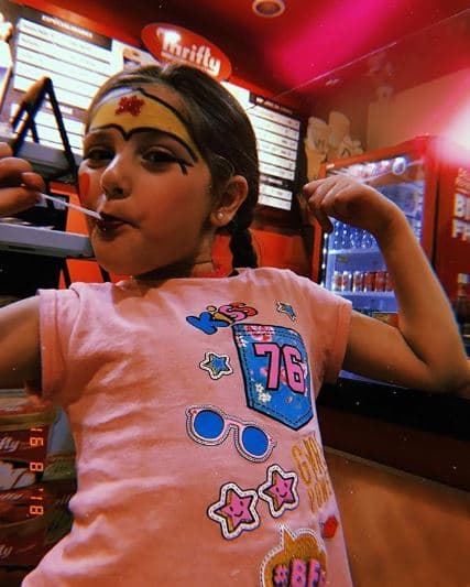 "Sí, siempre la he visto como que quiere. Juega a que canta y todo, pero bueno, vamos a ver si ya más grandecita sigue con el mismo [...] porque casi todas las niñas son así, ¿no? Que les gusta bailar, cantar y jugar a eso, entonces, mas bien a ver qué pasa ya más grande [...]", mencionó.