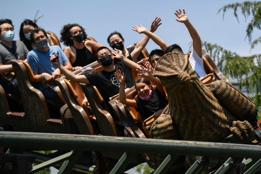 El 15 de junio
<a href="https://www.univision.com/local/los-angeles-kmex/reapertura-california-cierres-coronavirus-plaza-mexico-fotos">California finalmente abrió completamente</a> todos sus negocios e industrias. Las personas no dudaron en regresar a sus lugares favoritos. Pasaron 15 meses, desde marzo del 2020, antes de que lugares como Universal Studios o Disneyland abrieran nuevamente sus puertas.