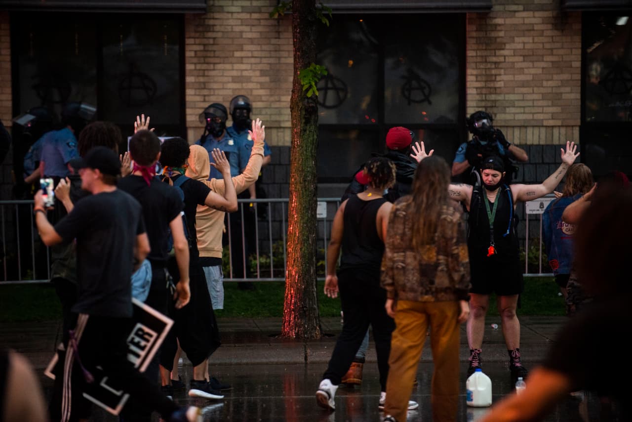 Floyd fue inmovilizado en el suelo por un oficial que le puso la rodilla en el cuello durante varios minutos, lo cual fue capturado en video por una transeúnte. "Por favor, por favor, por favor, no puedo respirar", le rogaba Floyd al oficial.