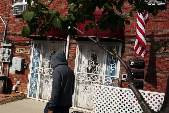 La detención tuvo lugar la mañana del miércoles y la seguridad de los ciudadanos "nunca estuvo en peligro", señaló a Efe un portavoz del FBI (policía federal estadounidense). El sospechoso vivía en el vecindario jamaiquino de Queens. Su hogar aparece en esta foto.