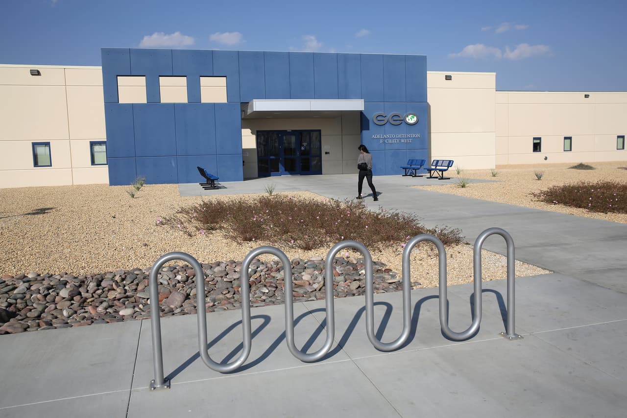Entrada principal del centro de detención para inmigrantes en Adelanto, California. Este lugar tiene la capacidad para albergar a más de 1,800 personas y es el más grande en su tipo en el estado.