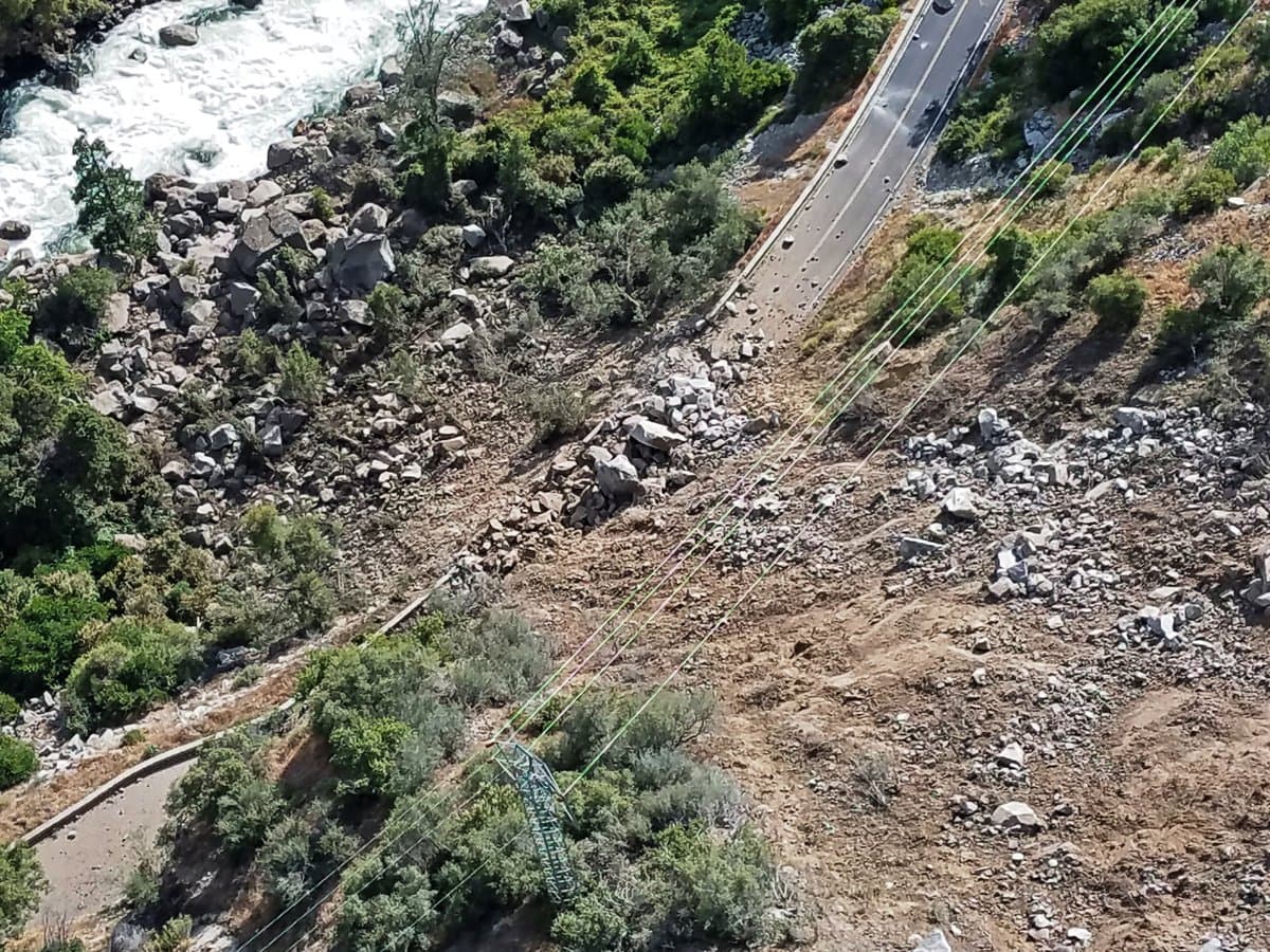 El alud de rocas llegó hasta el río Merced.
