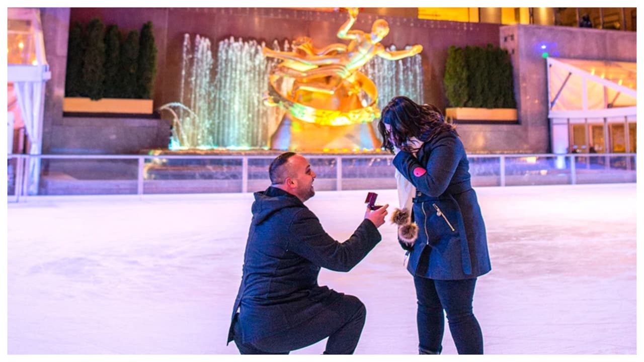La arena de patinaje sobre el hielo, The Rink del Rockefeller Center es una de las más famosas en el mundo, debido a que muchas películas se han filmado ahí. Con frecuencia es, además, escenario de pedidas de mano. 
<br>