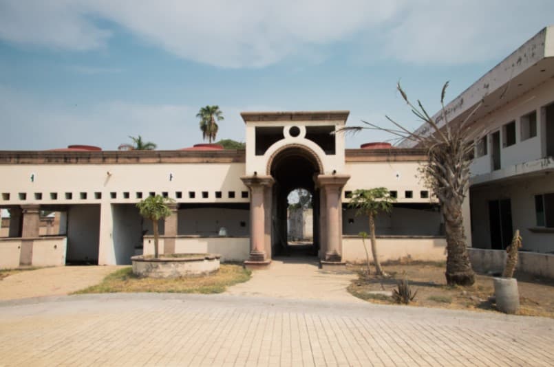 <h3 class="cms-H3-H3">Rancho de 'La Barbie'</h3>
<br>
<br>El único rancho que rifará el Indep se ubica en Xochitepec, Morelos y fue propiedad de Édgar Valdez Villarreal, 'La Barbie', jefe de sicarios del Cartel de los Beltrán Leyva.
<br>
<br>
<b>Ubicación: </b>Atlacholoaya, Xochitepec, Morelos
<br>
<b>Tipo de inmueble: </b>Rancho/terreno
<br>
<b>Superficie: </b>2.5 hectáreas
<b> </b>
<br>
<b>Construcción: </b>4,800 m2
<br>
<b>Valor total del premio en</b>
<b>especie y efectivo:</b> $61.43 millones de pesos
<br>