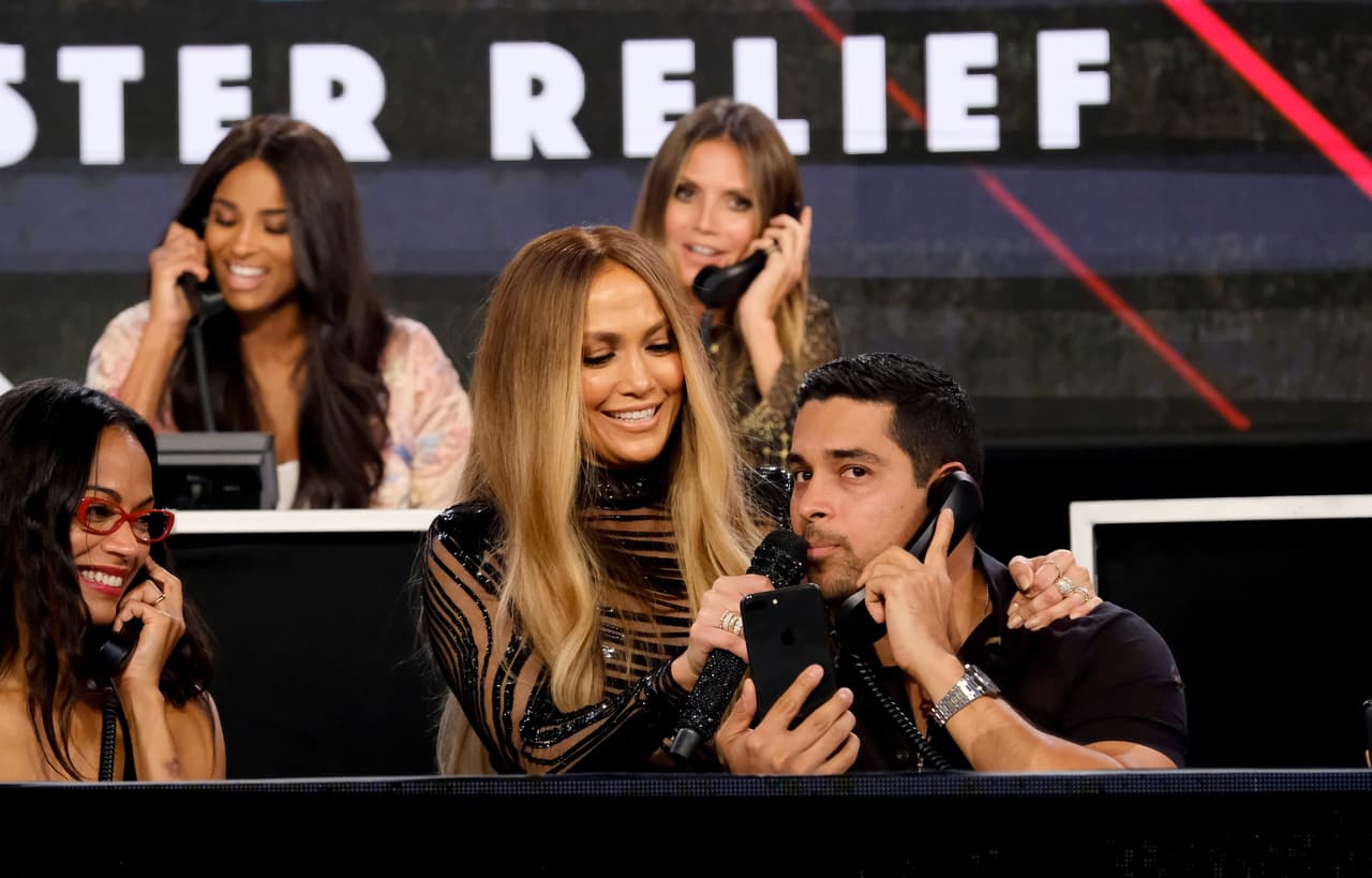 A lo largo de tres horas de transmisión donde se lograron recaudar 26 millones de dólares, JLo estuvo con la mayor parte de las celebridades que acudieron al evento, aquí acompañando a Wilmer Valderrama y Zoe Saldaña. Jennifer lucía un vestido donde la parte superior tenía sensuales transparencias.