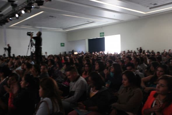 Hubo también medios de comunicación que, como Univision.com, quisieron vivir la experiencia de una conferencia con el modelo de concierto de rock.