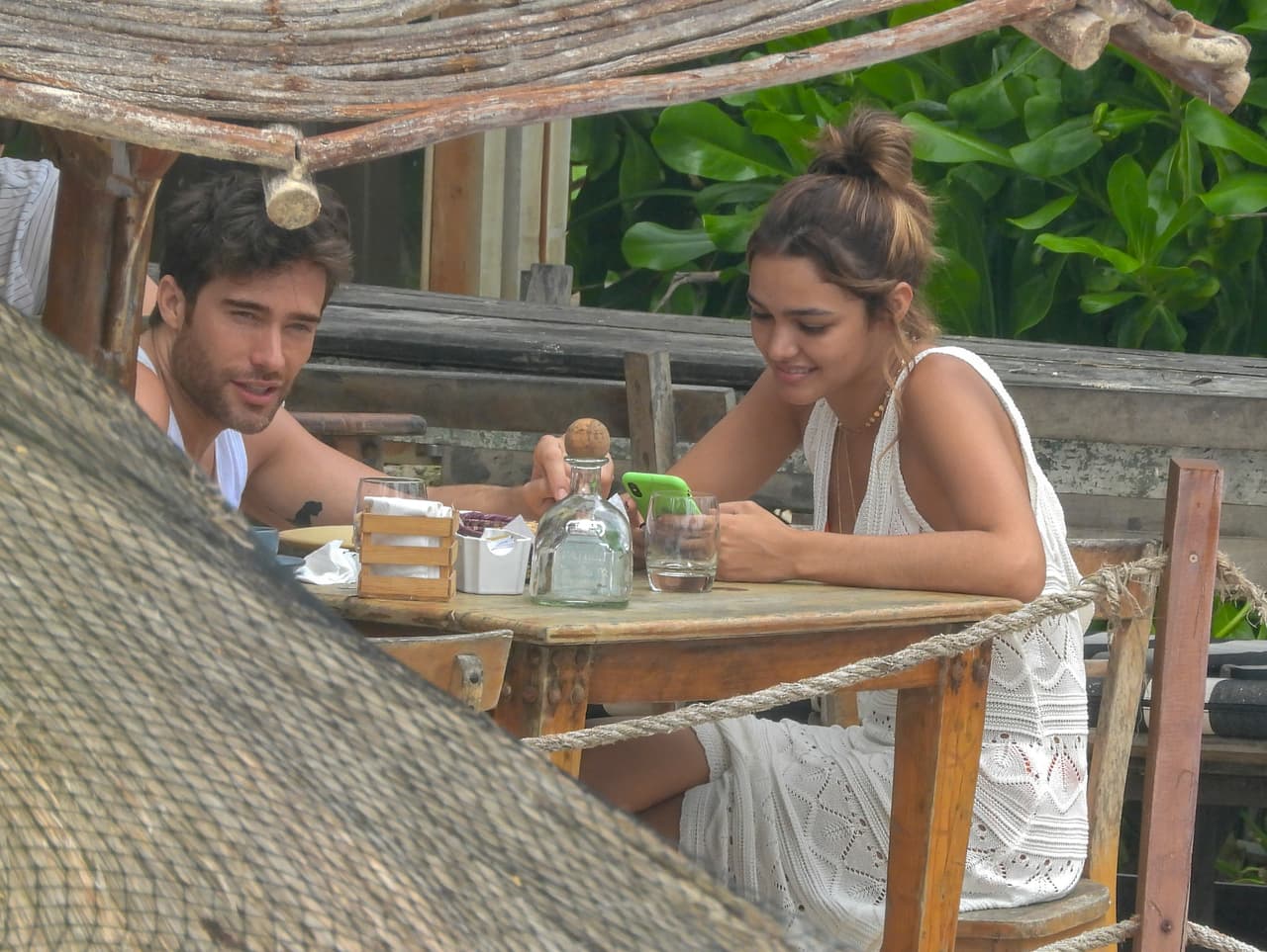 El actor fue captado tomándola de la mano.