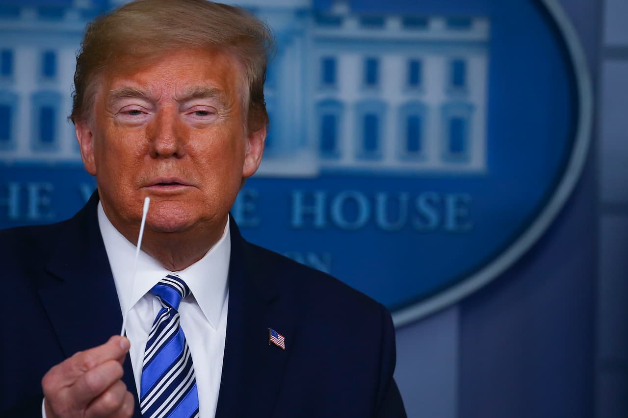 Trump usa videos de Cuomo para alardear de su propia gestión cuando EEUU rebasa los 40,000 muertos por coronavirus