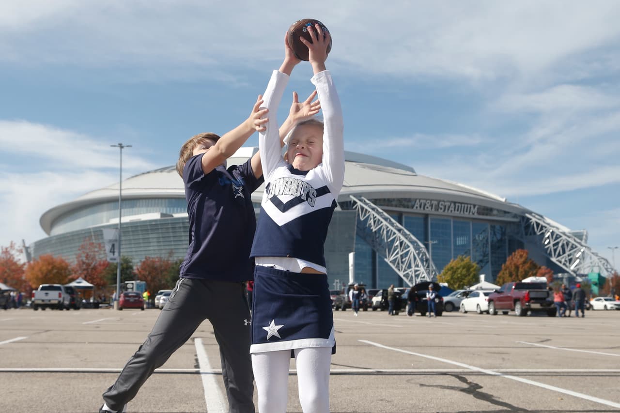 La tradición del Día de Acción de Gracias se mezcló con la fiesta del choque de Dallas Cowboys y Washington Redskins en la NFL, con mucho colorido en el AT&T Stadium en Arlington.