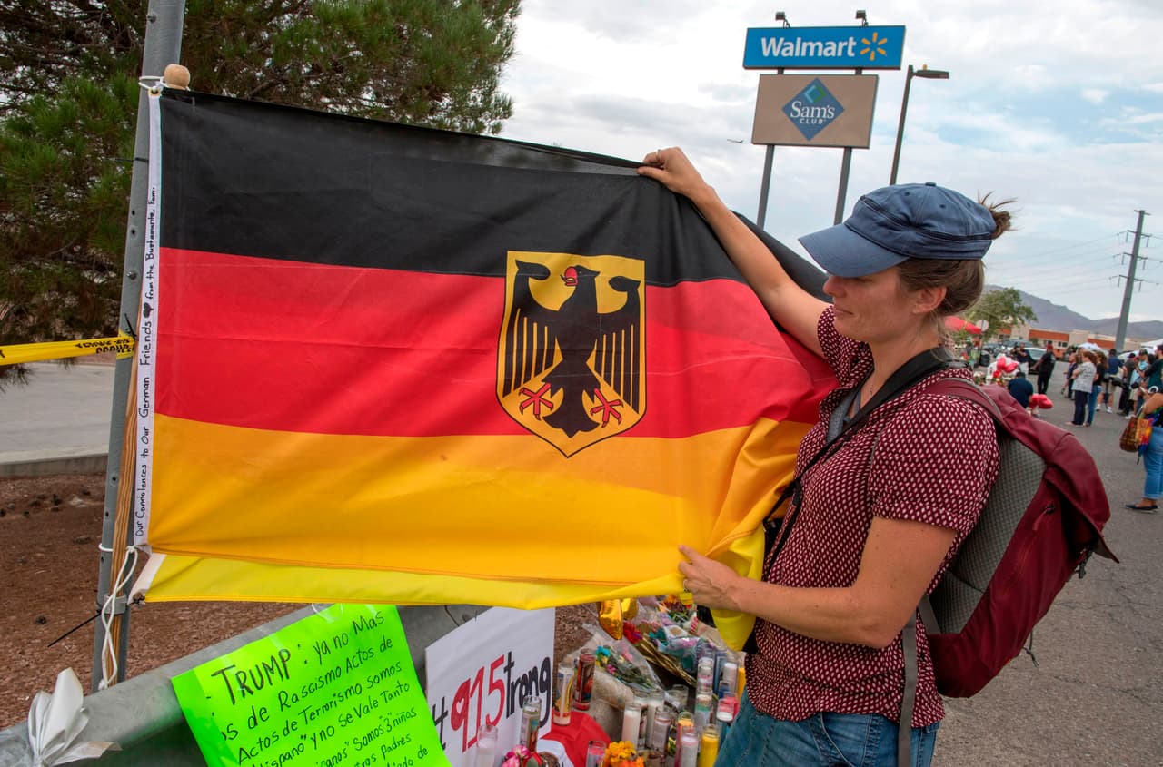 Una bandera de Alemania para honrar a Alexander Hoffmann Roth, de 66 años. Era ciudadano alemán y su funeral se llevó a cabo el viernes por la tarde en Ciudad Juárez. Sirvió en la fuerza aérea de su país natal y luego vivió en Fort Bliss, una instalación militar estadounidense entre Nuevo México y Texas, cerca de El Paso. En un paseo a Ciudad Juárez conoció a la mexicana que se convertiría en su esposa y allí se quedó. Había cruzado la frontera desde esa ciudad el 3 de agosto para comprar comestibles y medicinas cuando fue asesinado.