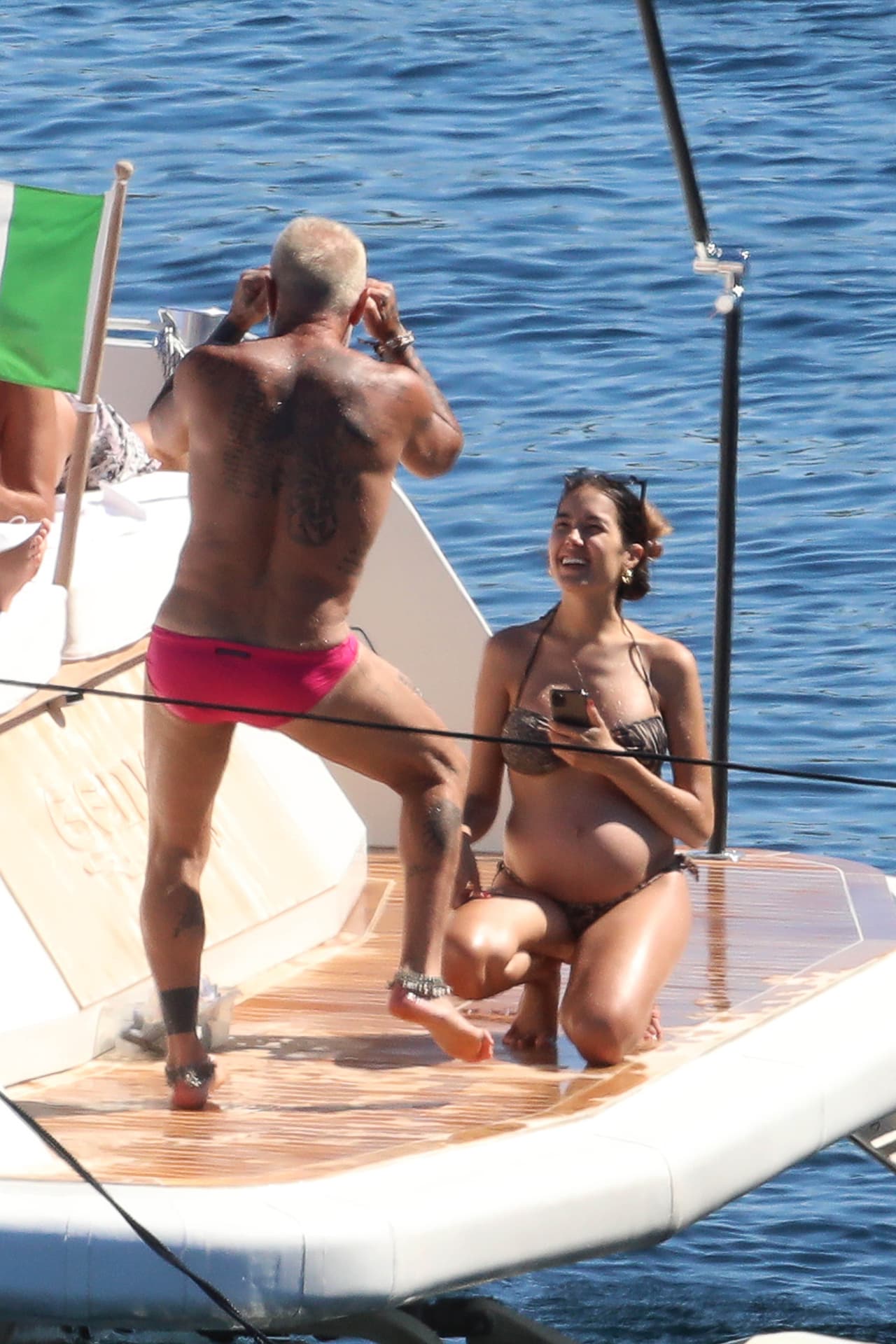 El dj y la modelo
<b><a href="https://www.univision.com/famosos/gianluca-vacchi-y-sharon-fonseca-salen-de-vacaciones-con-sus-ninos-antes-de-decidir-donde-nacera-su-bebe-video" target="_blank"> se fueron a la isla de Cerdeña </a></b>para disfrutar del verano. 
<br>