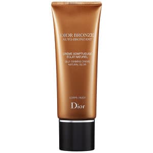 Golden hues. Utiliza un spray tan que le de un bronceado natural a tu piel, sin caer en un aspecto falso y pesado. La intención es dar una impresión de una piel más joven y radiante.