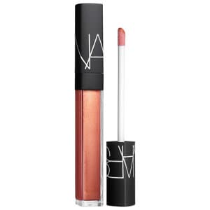 Lip plump. Acentúa la dimensión de tus labios en tonos ocre y nude: primero aplica un lipstick indeleble y finaliza con un lip gloss que brinde un efecto vibrante.
