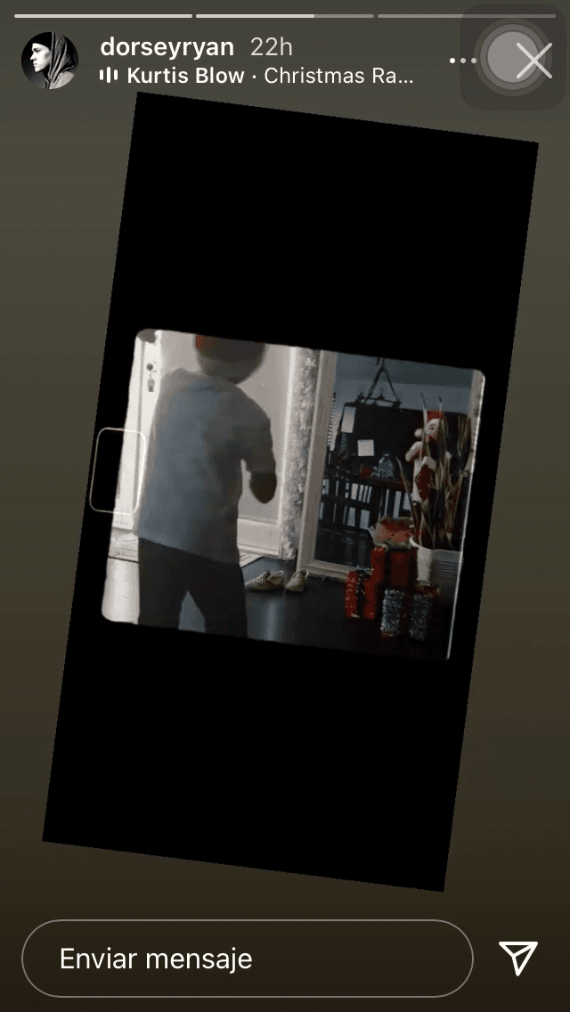 Una fuente de ET Online dijo este 7 de diciembre que no solo el actor se esfuerza en hacerle pasar al niño una extraordinaria Navidad ante la ausencia de su madre, sino también la familia de la actriz. 
<br>