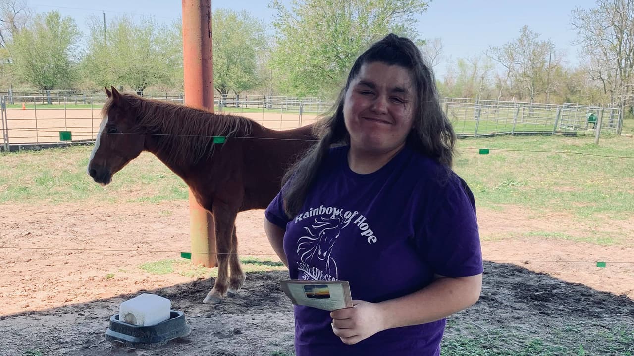 Sophia Miniel, 'la jefa', fue diagnosticada con 
<a href="https://www.univision.com/local/houston-kxln/el-programa-de-musica-del-hisd-que-busca-cambiar-la-vida-de-ninos-con-autismo-y-otras-discapacidades-video">autismo</a> y problemas de comportamiento desde temprana edad. La joven, de 15 años, originaria de Alvin, Texas, un poblado al sureste de 
<a href="https://www.univision.com/temas/houston">Houston</a>, piensa y actúa como si tuviera 5 años, señala su madre Katie Miniel.
<br>