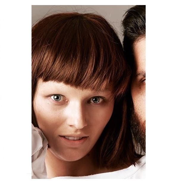 Hasta sin cejas hay que decir que se ve guapa y cautivadora.