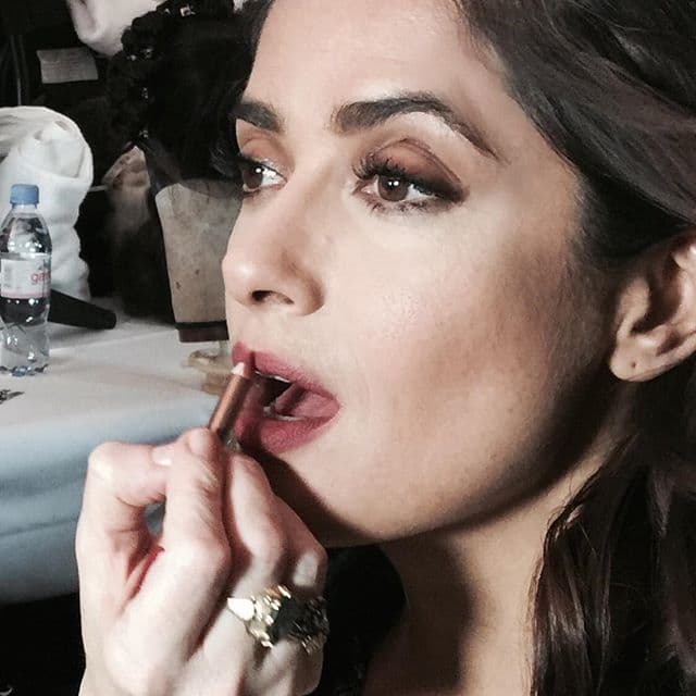 Eso sí, el maquillaje también la hace lucir muy guapa, pero tampoco es de las estrellas que exageren con ese aliado.