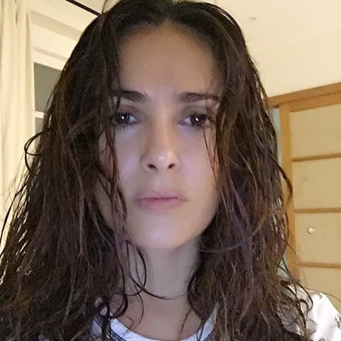 "Wet hair, no make up, no filter, no retouch, but very good light", publicó la artista en su cuenta de Instagram en el pasado.