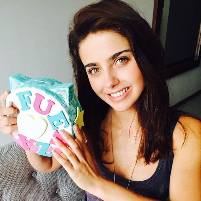 Pero en la vida real es una de las chicas más sencillas y bellas.