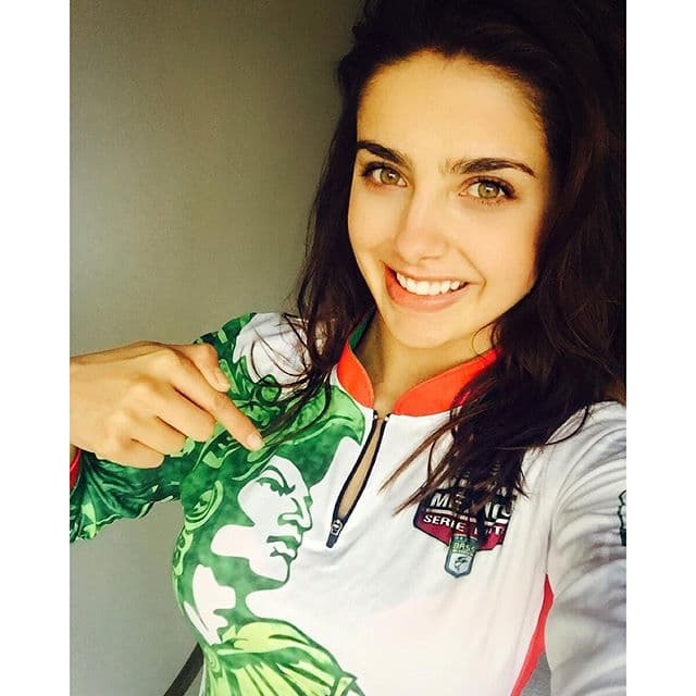 No usa ni un poquito de cosméticos en su piel y aún así se ve muy guapa, seguro que se lo debe a esos ojazos.