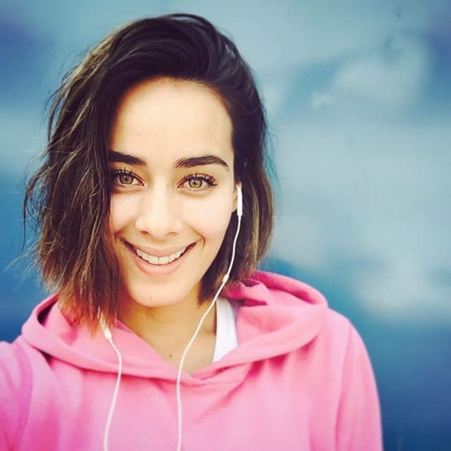 Nuestra 'Vecina' favorita no necesita ni un poquito de rubor, esa sonrisa y esos ojazos son suficiente.